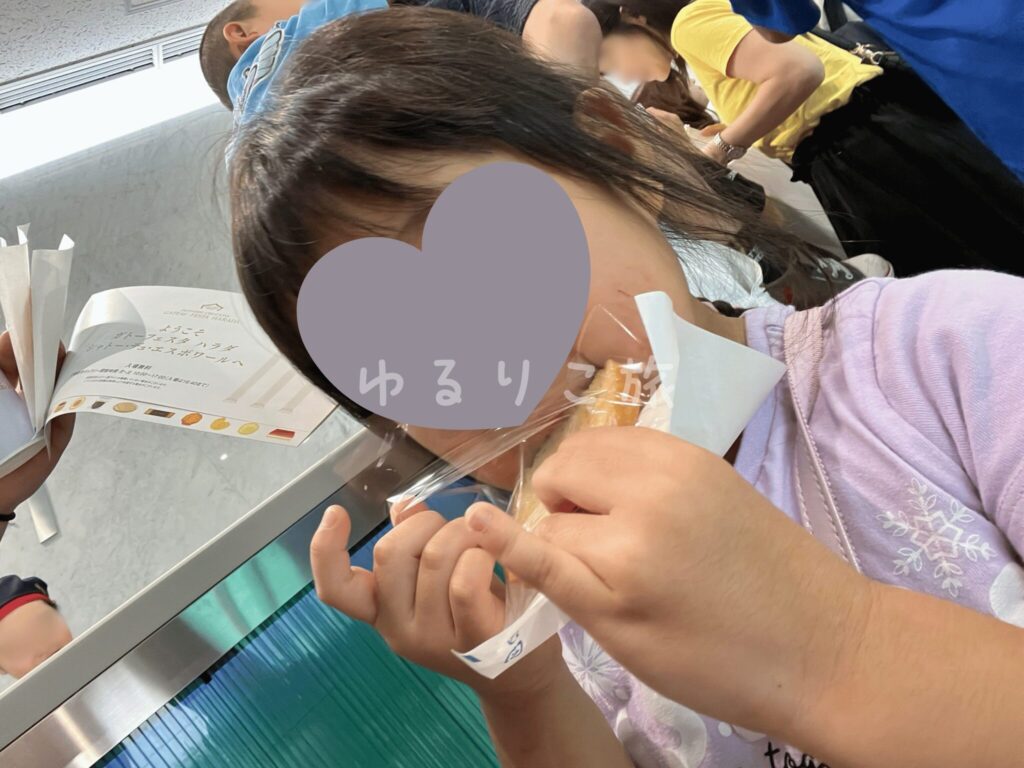 ガトーフェスタ ハラダの工場見学で生ラスクを食べる4歳児
