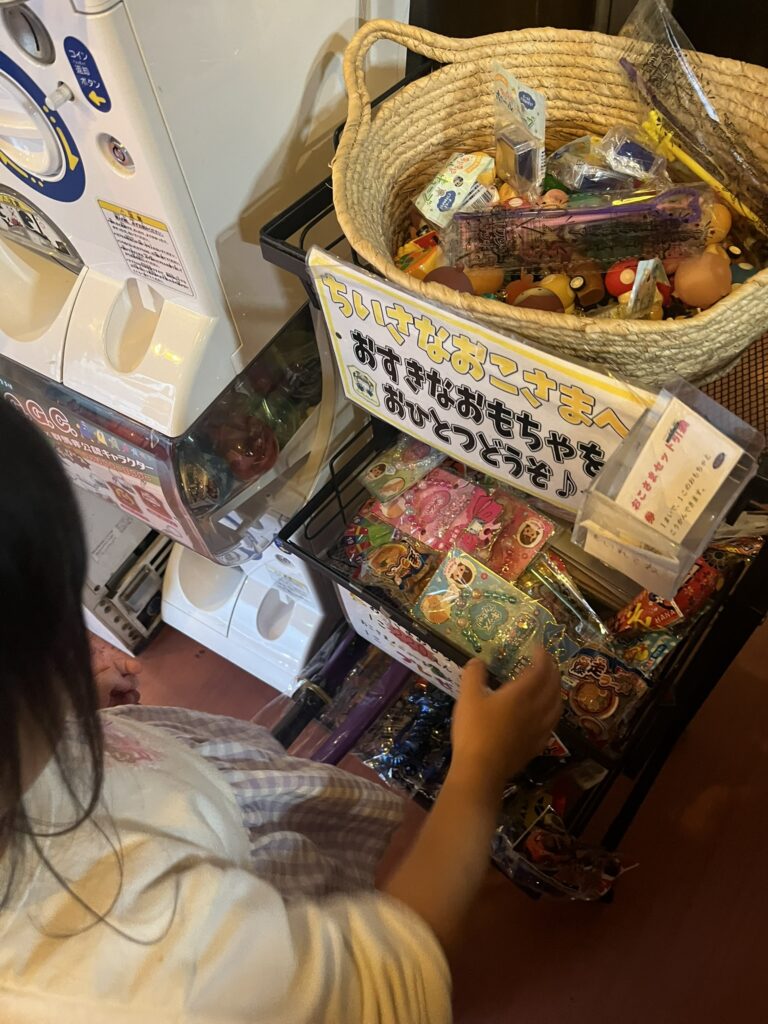 GGC高崎本店のお子さまセットでもらえるおもちゃを選ぶ様子