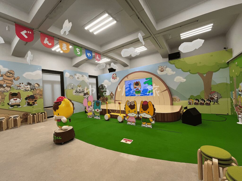 ぐんまちゃんのひろばのステージと展示スペース