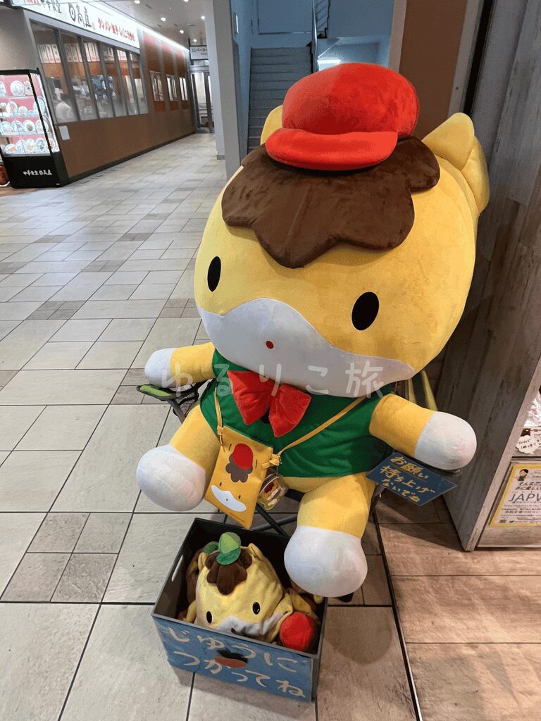 ぐんまちゃんショップ入り口にあるぐんまちゃんの人形