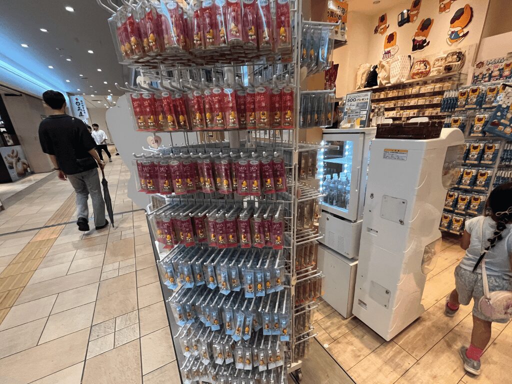 ぐんまちゃんショップの入り口と商品