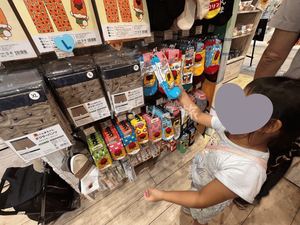 ぐんまちゃんショップで靴下を選ぶ4歳児