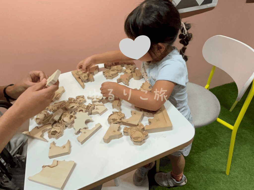 群馬県庁31階で木のパズルを楽しむ4歳児