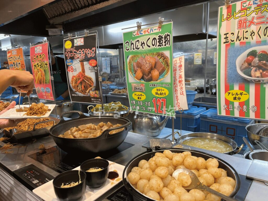 玉こんにゃくや煮物などが並ぶこんにゃくバイキング