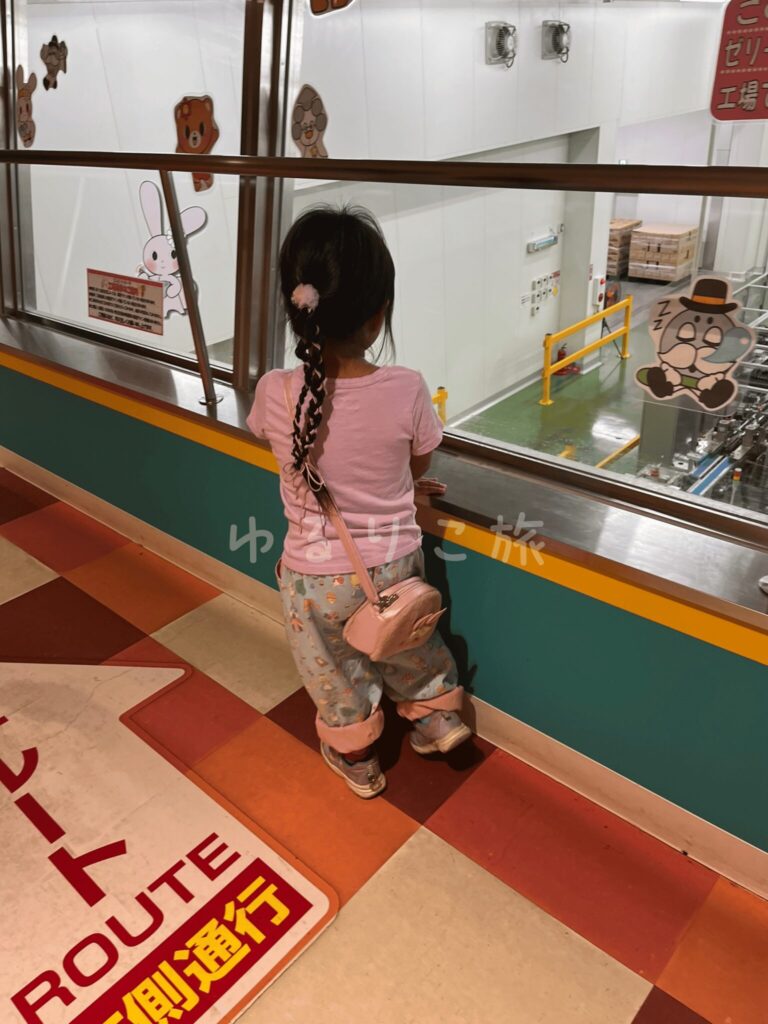 こんにゃくパークの工場見学エリアを見学する4歳の娘