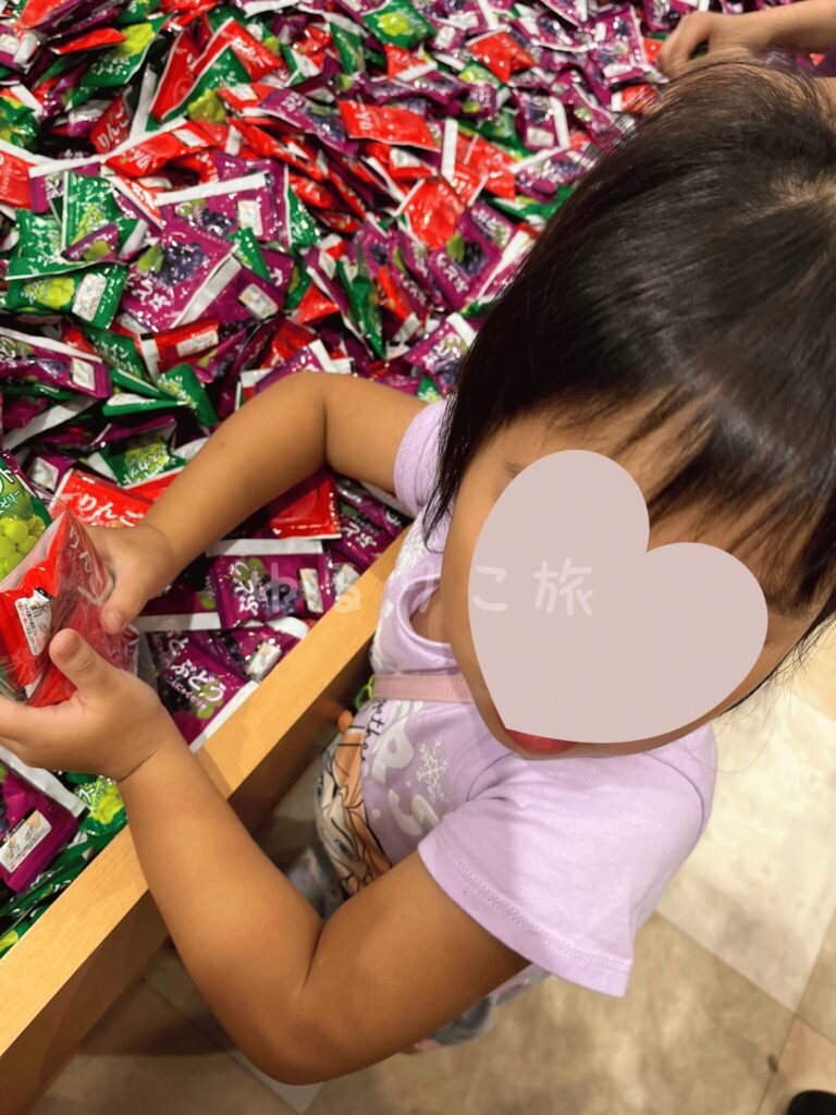 こんにゃくゼリーの詰め放題に挑戦する4歳の娘