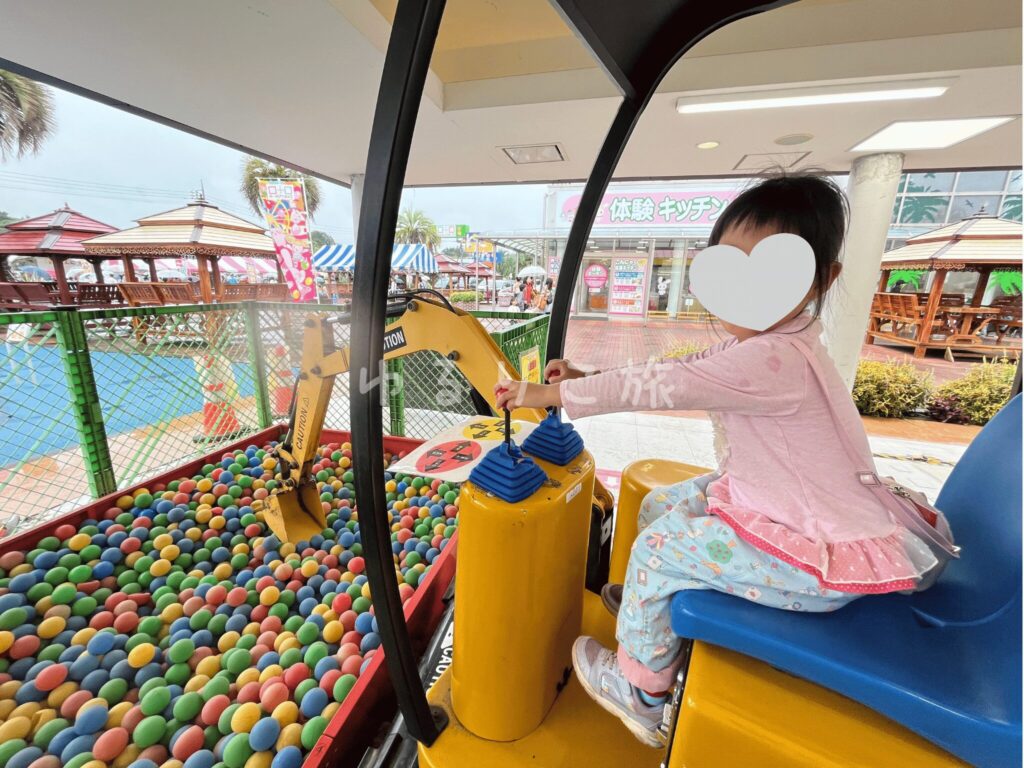 こんにゃくパークの子ども向け遊びスペースで遊ぶ様子