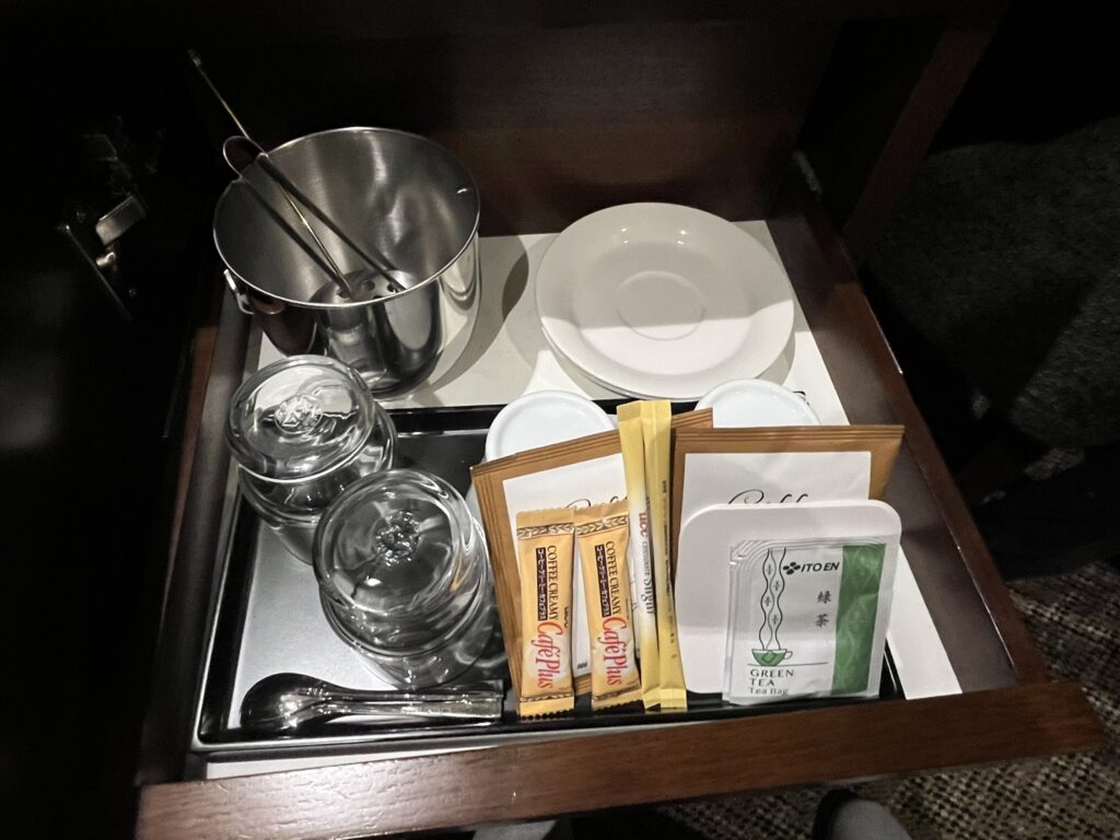 引き出しに用意されたカップやグラス、コーヒー、お茶