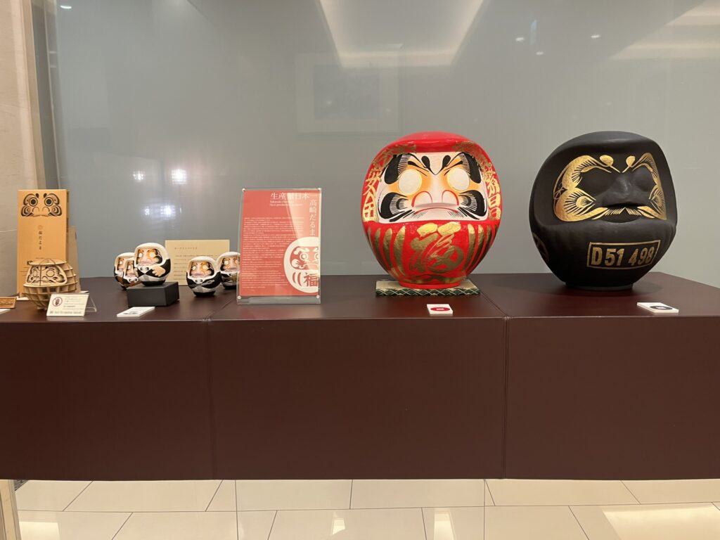 ホテル館内に展示された赤と黒の高崎だるま