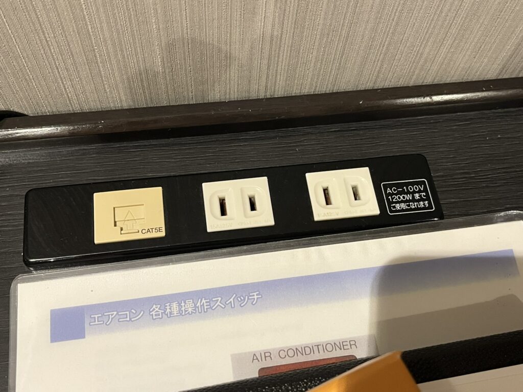 デスク横のコンセントとLAN接続口