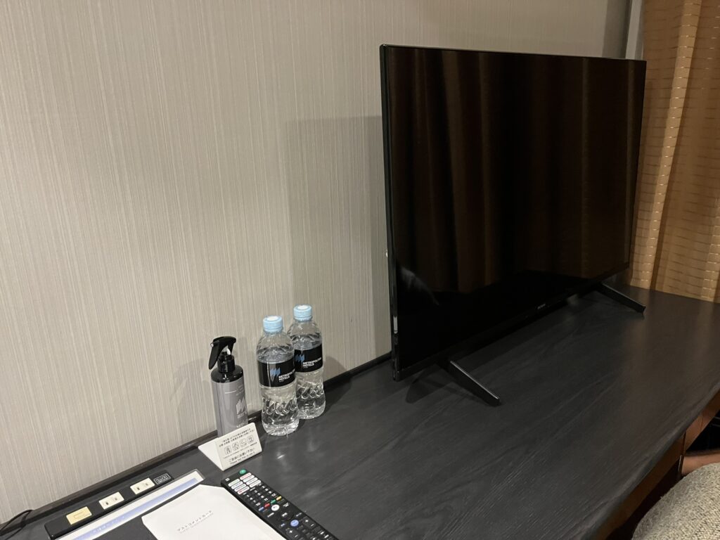 客室の横長のデスクとテレビ