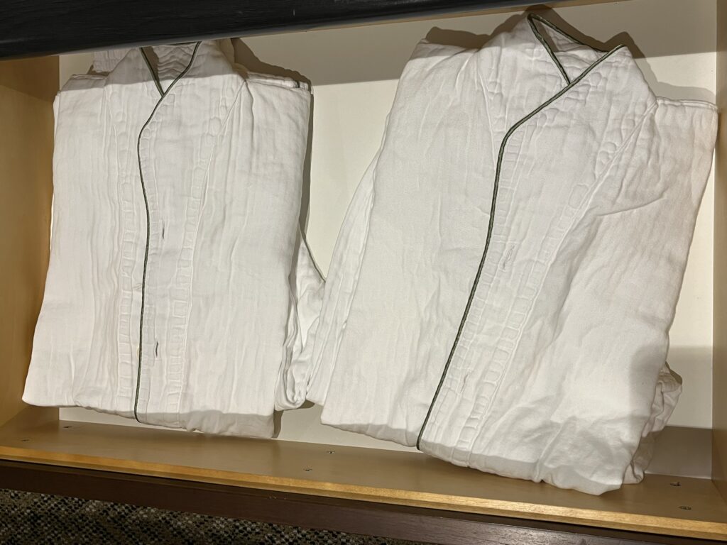 引き出しに入った客室用ナイトウェア