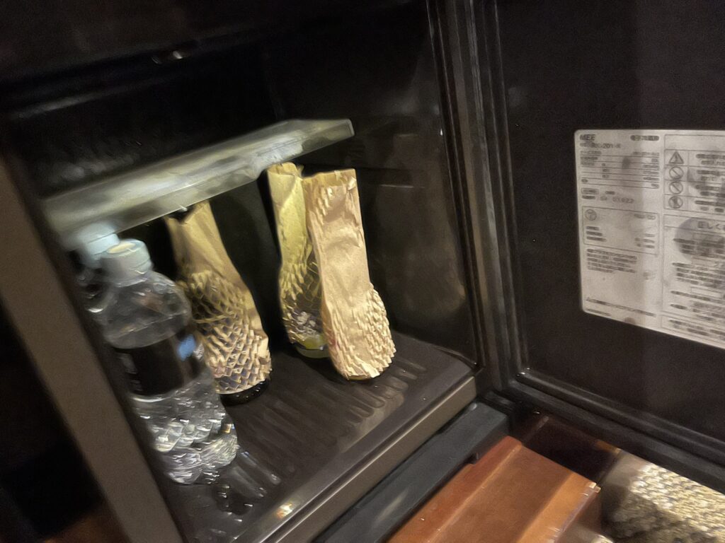 扉を開けた客室の冷蔵庫
