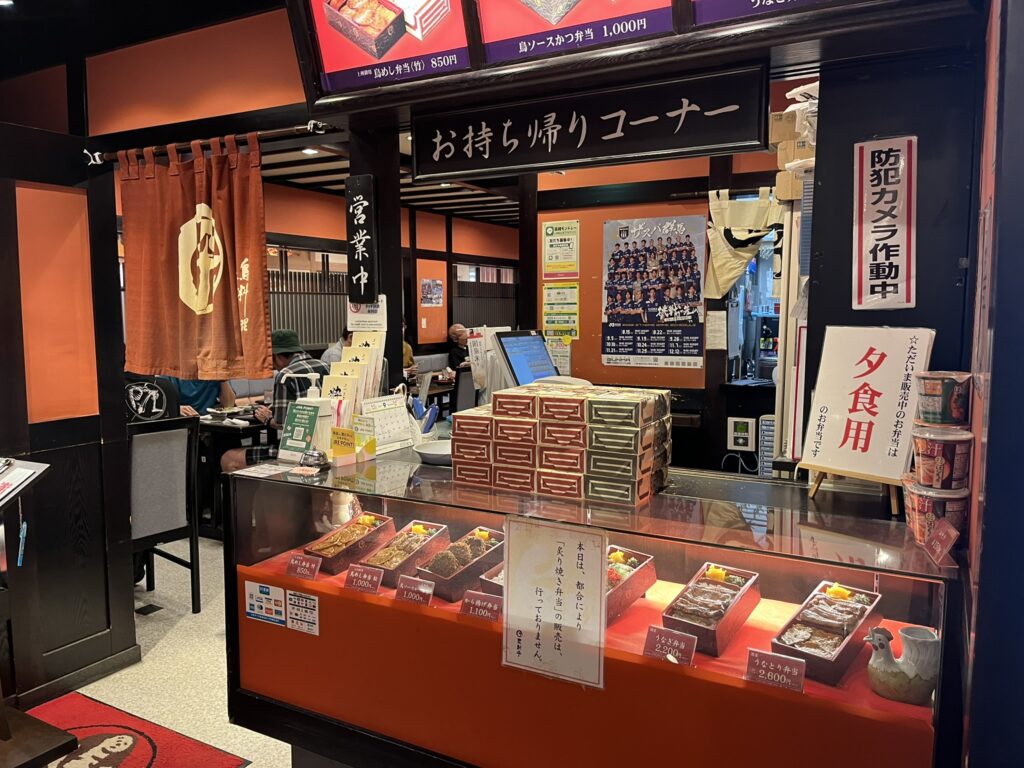 登利平 高崎モントレー店の店頭とお弁当のお持ち帰りコーナー